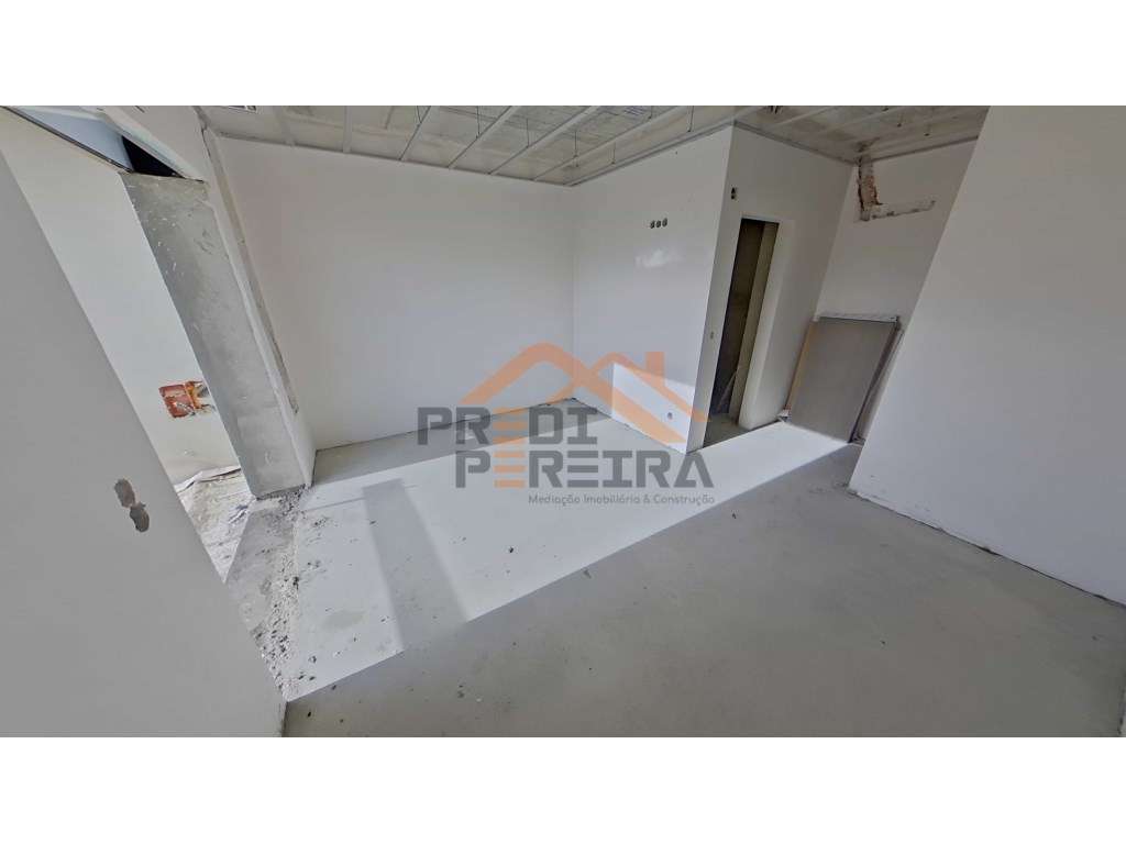 Apartamento T2, localizado em Santo António dos Cavaleiros.-8