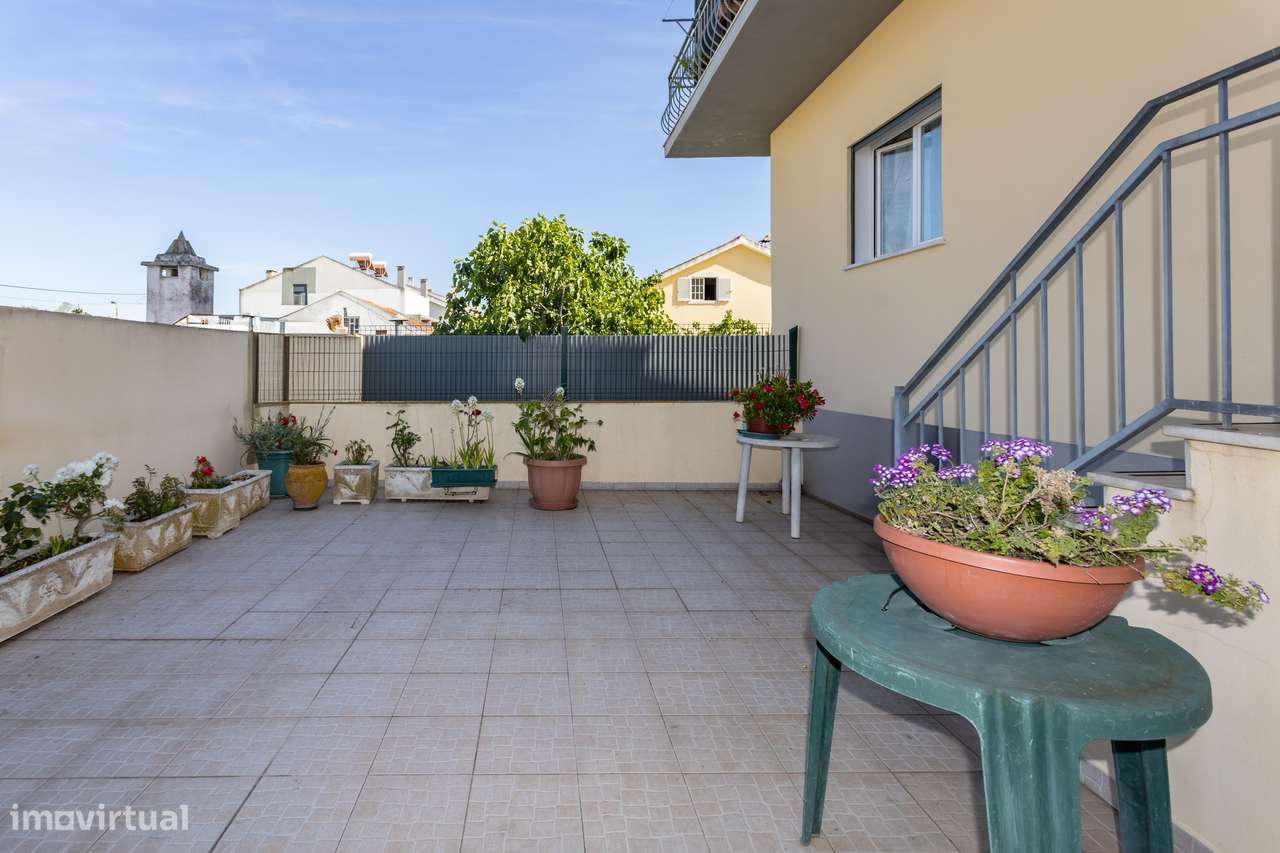 Andar de moradia T3 com terraço e cave muito espaçosa-11