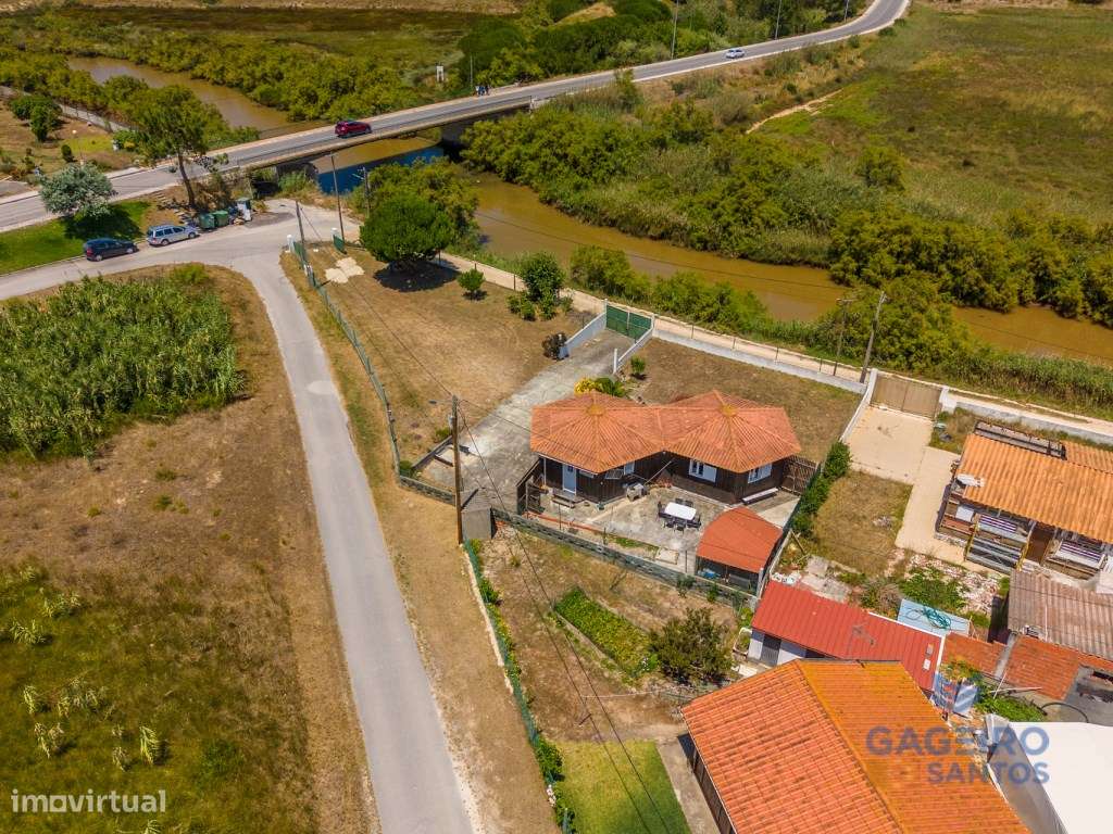 Moradia independente com amplo terreno e privacidade junto à praia-25