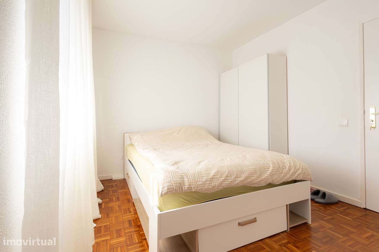 T2 com varanda, garagem e localização central-16