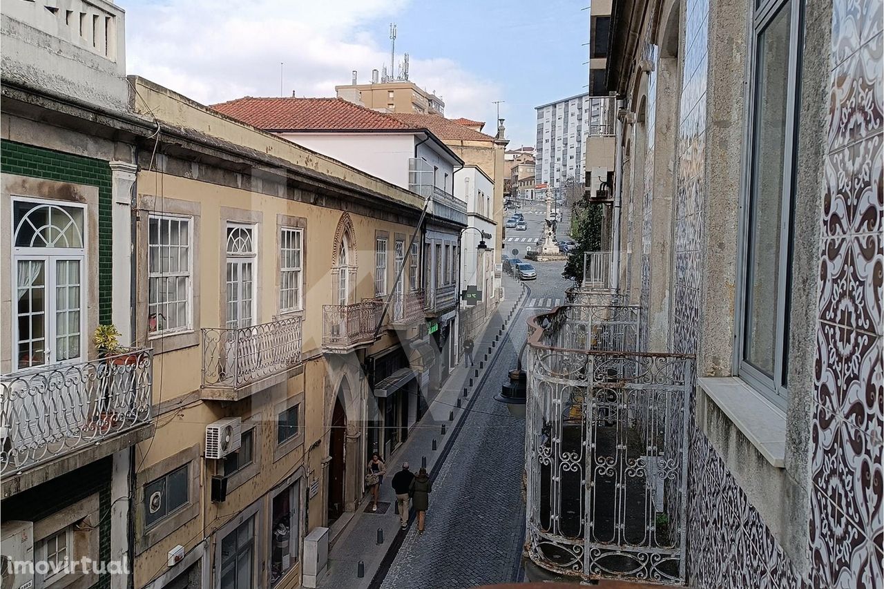 Prédio no Centro Histórico do Peso da Régua | 6 Fracções | Comércio, S