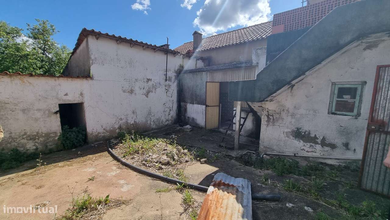 2 Moradias para remodelar com logradouro - Carvalhal Benfeito-7