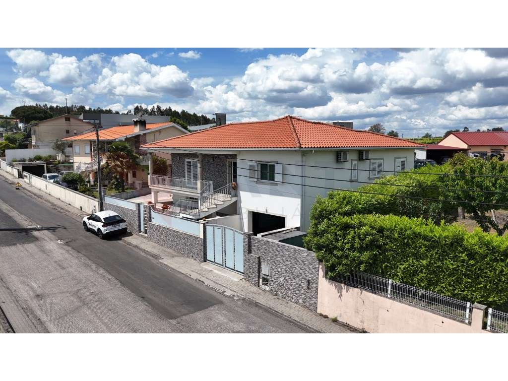 Moradia T3 com Open Space, Garagem para 3 Carros e Jardim-21