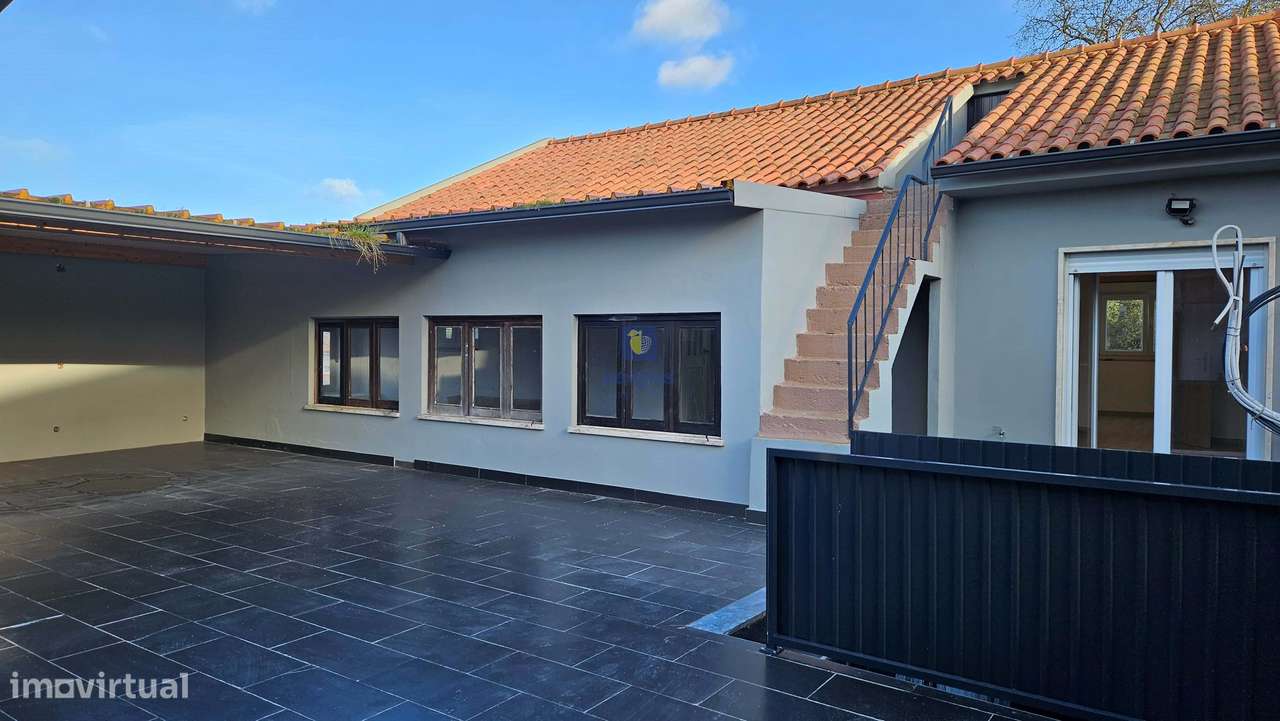 Edifício para Habitação e Comércio - Moradia T3 Renovada c/ Terraço e-44