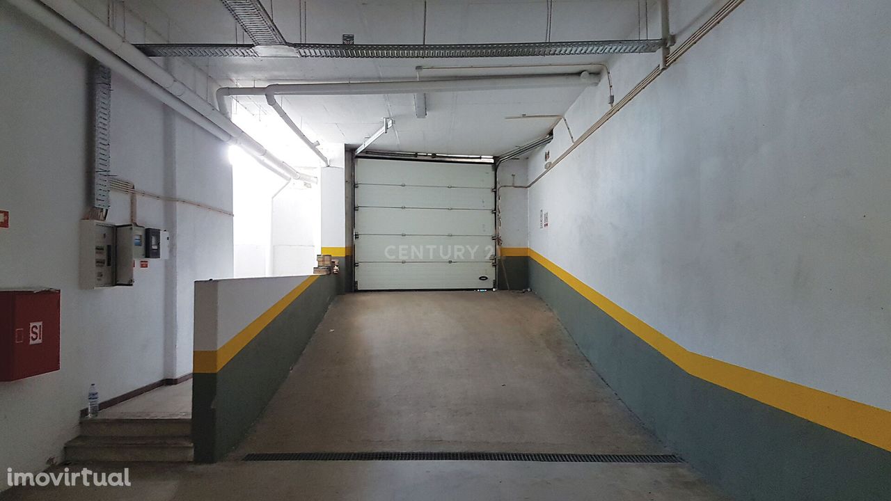 Estacionamento coberto e fechado em Casal São Brás, Amadora