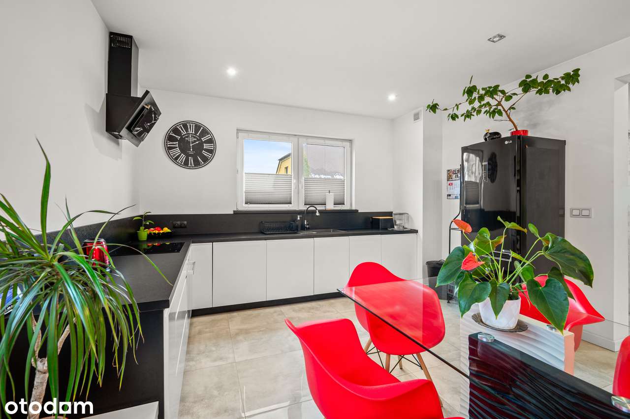 Nowoczesny, wyposażony i energooszczędny dom  z 2021 roku - Pełny obrazek: 2/13