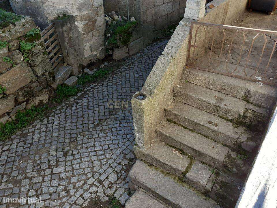 Casa antiga em pedra de granito com jardim murado - Grande imagem: 5/16