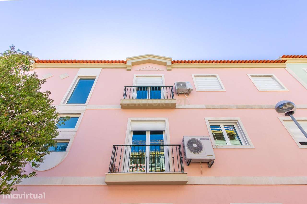 Apartamento T2 Renovado em Azeitão com lugar de parqueamento-23