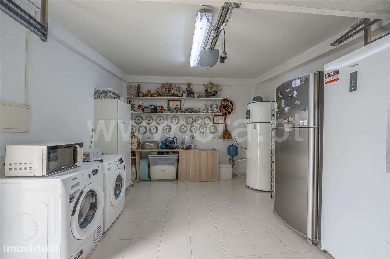 Moradia isolada de gaveto T4; Quinta de Valadares-27