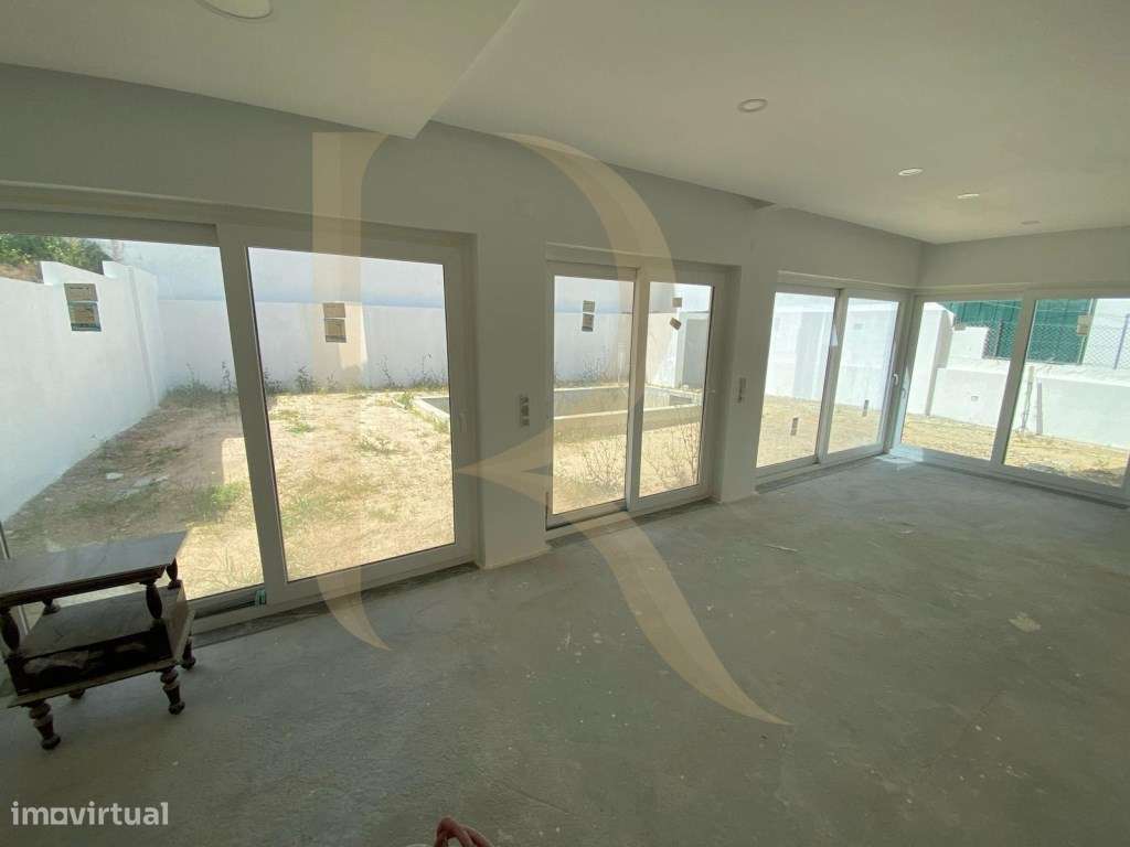 Moradia isolada T4 por terminar na Charneca da Caparica-26