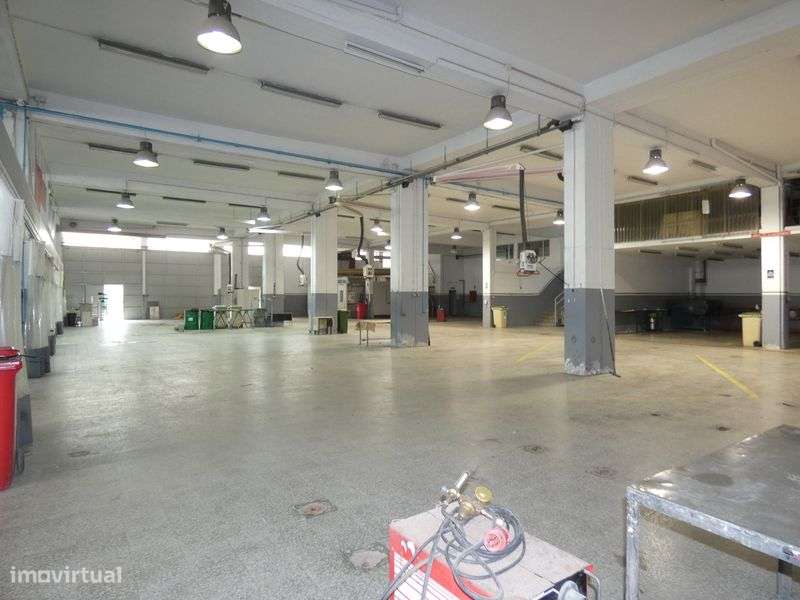 Armazém com 1450m2, junto à entrada de Torres Vedras e A8 - Grande imagem: 4/24