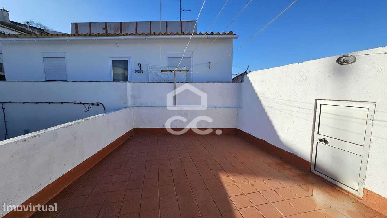 Casa térrea com terraço e aproveitamento de sótão.-2