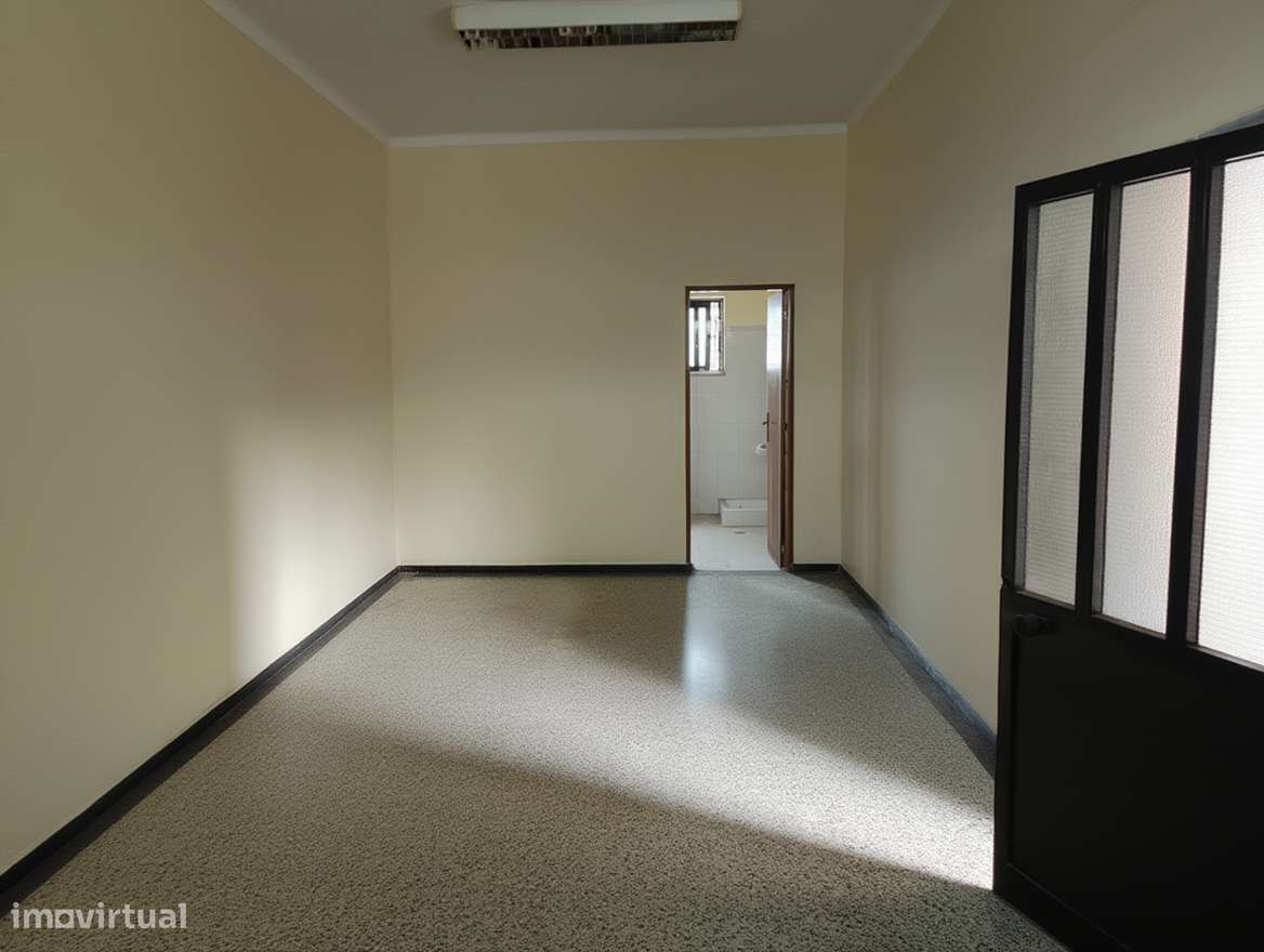 Loja + Garagem no Cartaxo | 76 m² |Comércio ou Potencial Habitação - Grande imagem: 2/9