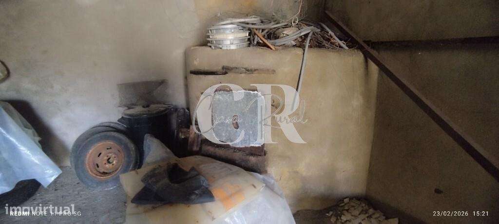 Moradia T3 com vários anexos, terreno e poço-46