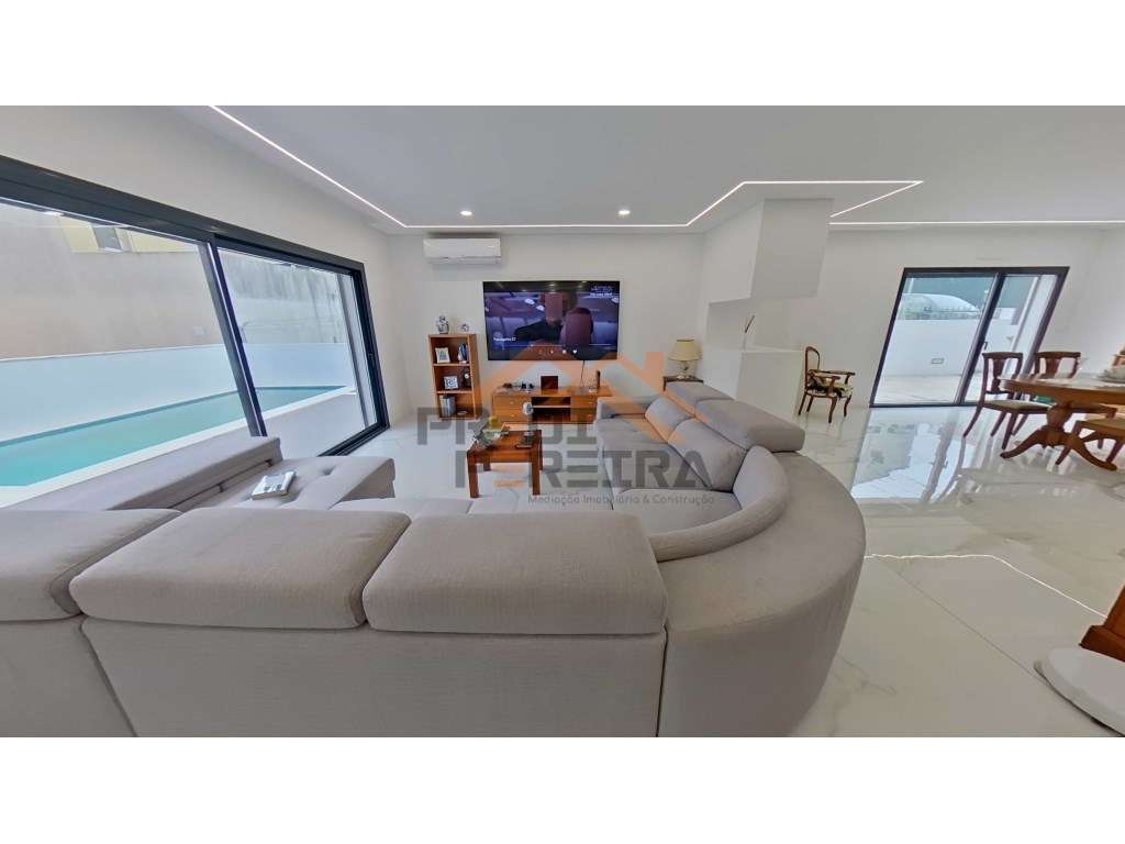 Moradia T3, situada no Casal da Silveira, em Famões - Grande imagem: 4/49