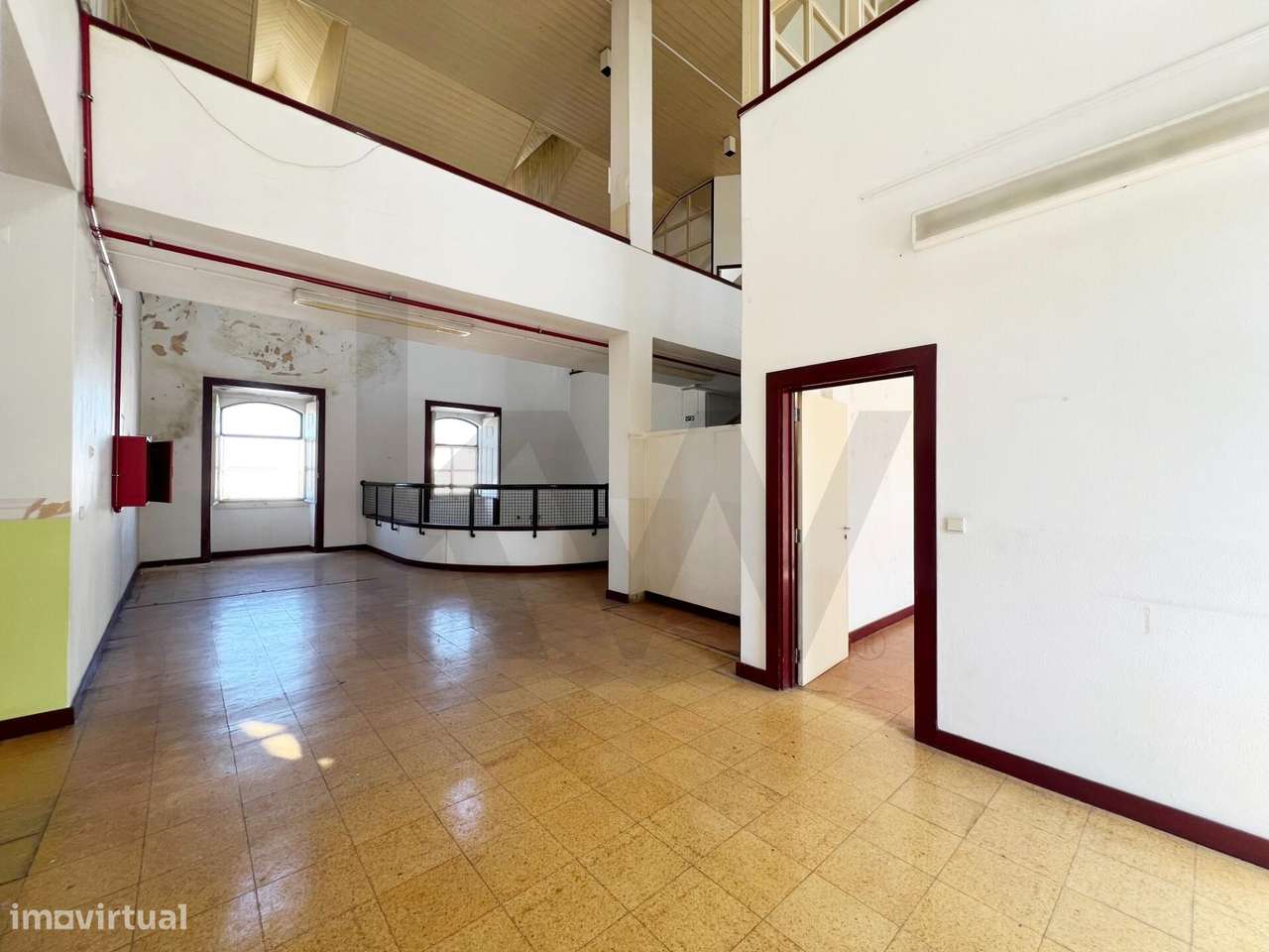 Edifício Emblemático no Coração de Almeirim-14