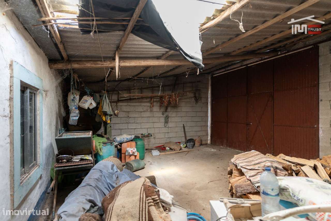 Moradia T3 para reconstrução em Crespos, S. Mamede-14