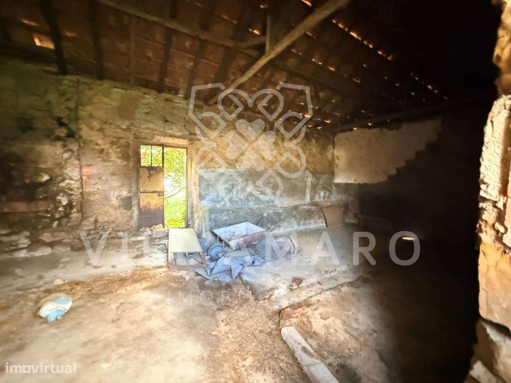 Casa térrea por recuperar com cerca de 168m2 e logradouro com 2500m2.-9