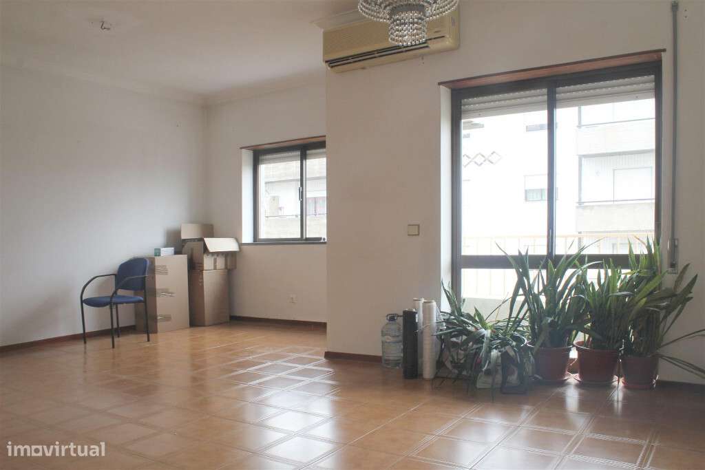 Apartamento T3 com garagem em zona de Oliveira Hospital-0