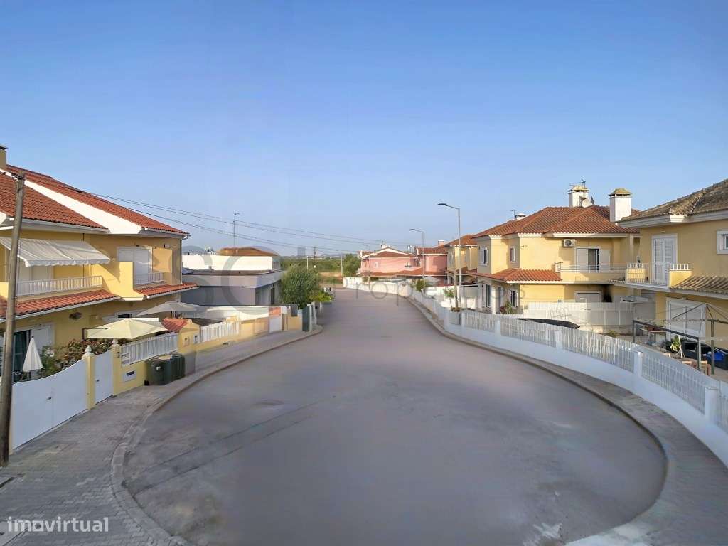Moradia T3 Como Nova, com Garagem e Piscina em Fernão Ferro-59