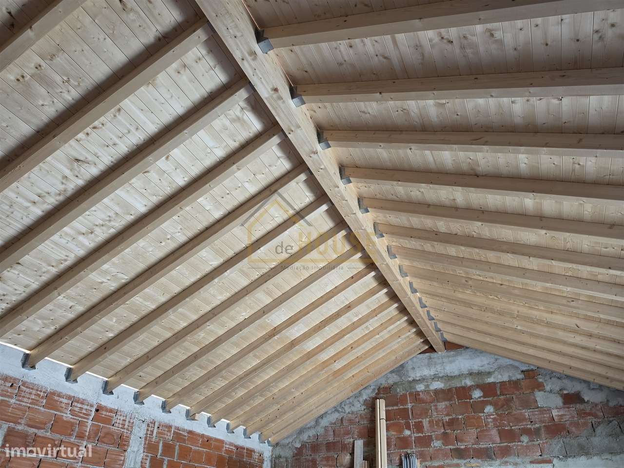 Moradia T2 com espaço exterior e adega-13