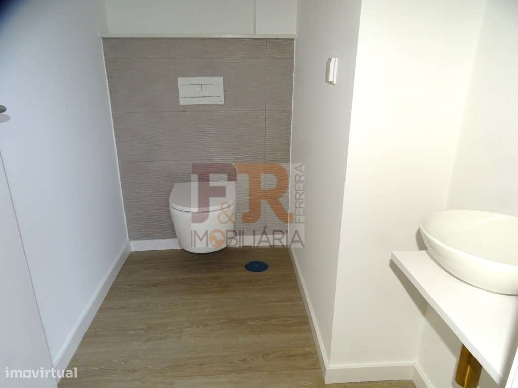 Moradia Geminada Triplex T3+1 com Cave Fernão Ferro-8