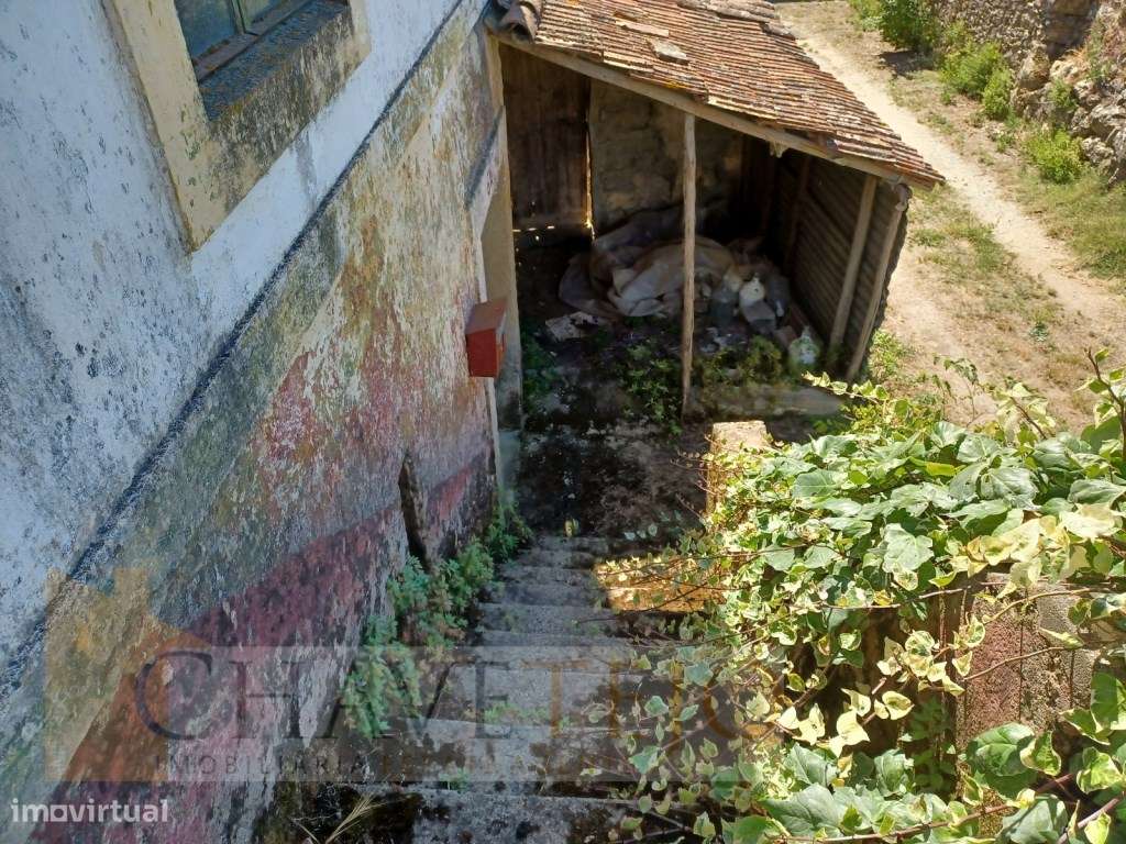 Casa antiga geminada para reabilitar a 10m de Ferreira do Zêzere. - Grande imagem: 4/13