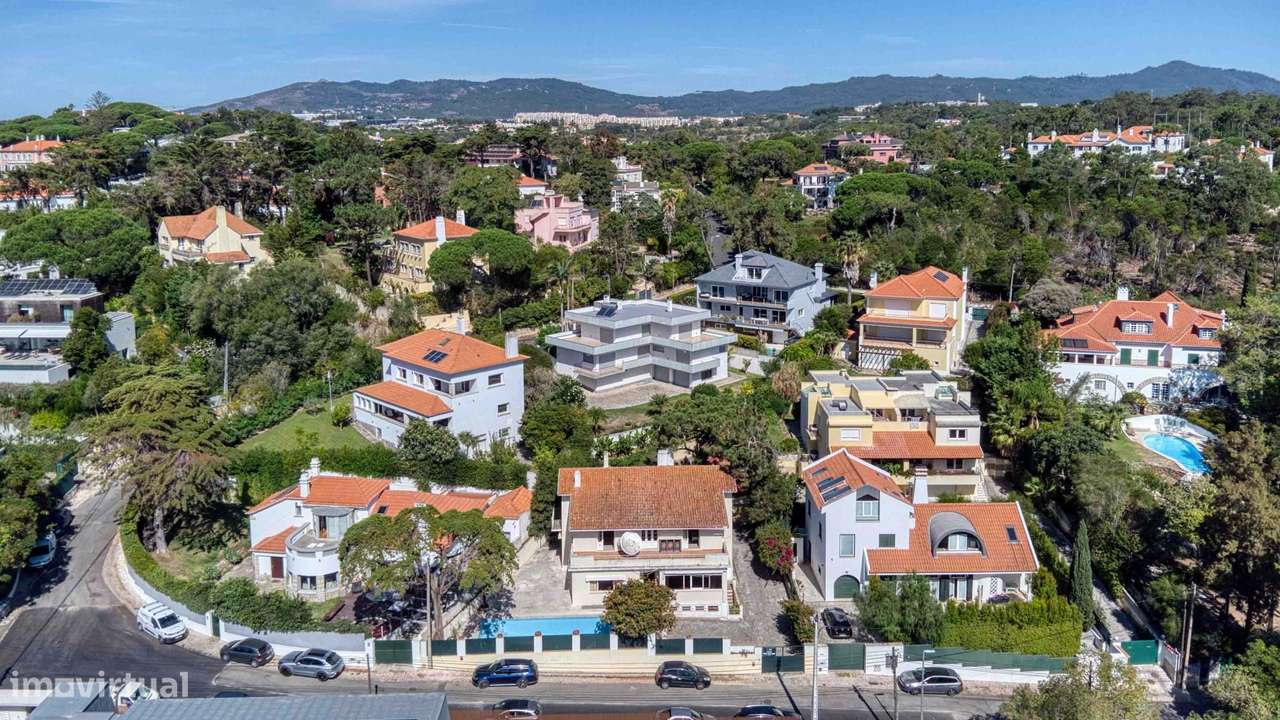 Moradia para recuperar no centro do Estoril, com piscina e vista mar - Grande imagem: 4/49