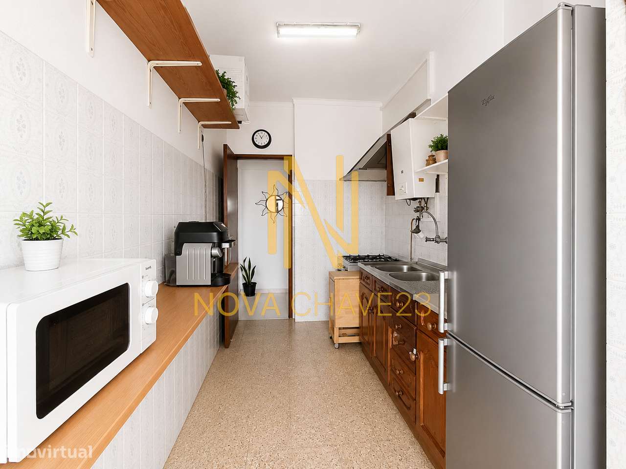 Apartamento T2 na Av. Bons Amigos | 9.º Andar | Varandas Fechadas-6