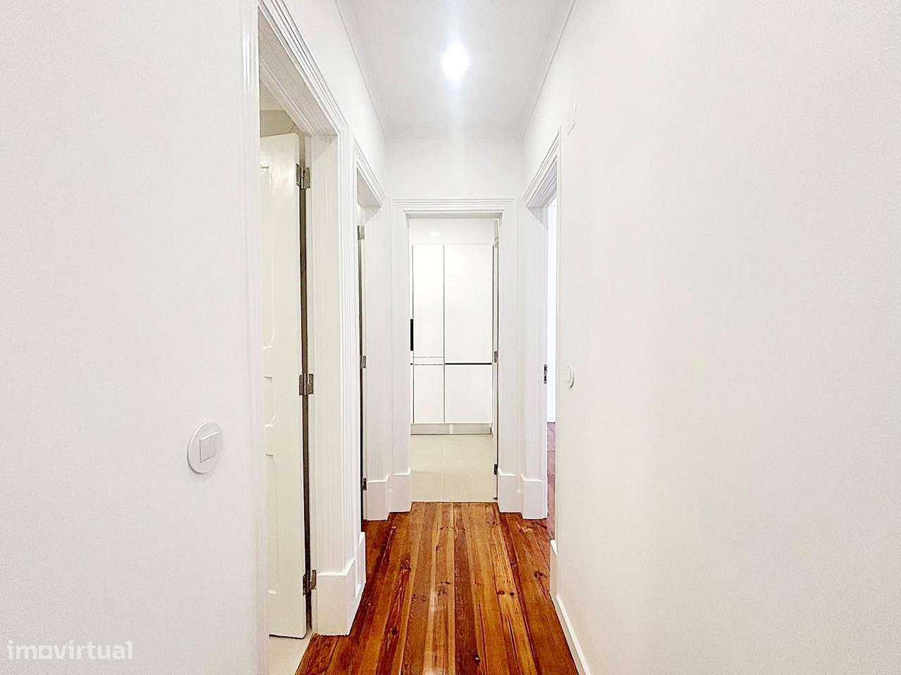 T3 totalmente remodelado com varanda na Av. General Roçadas!-21