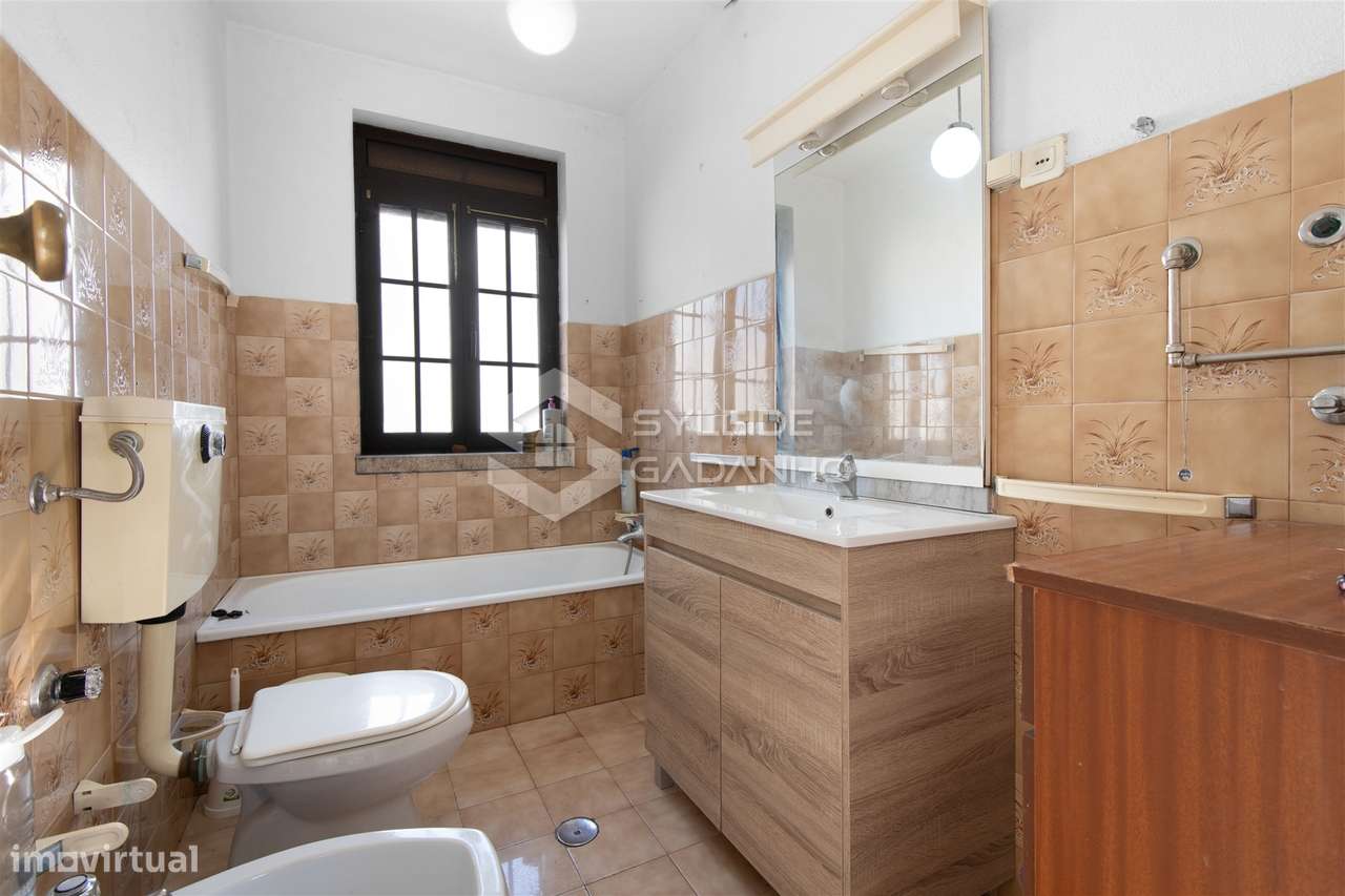 Prédio para venda centro de Caria com comércio no rés-do-chão e ampla-32