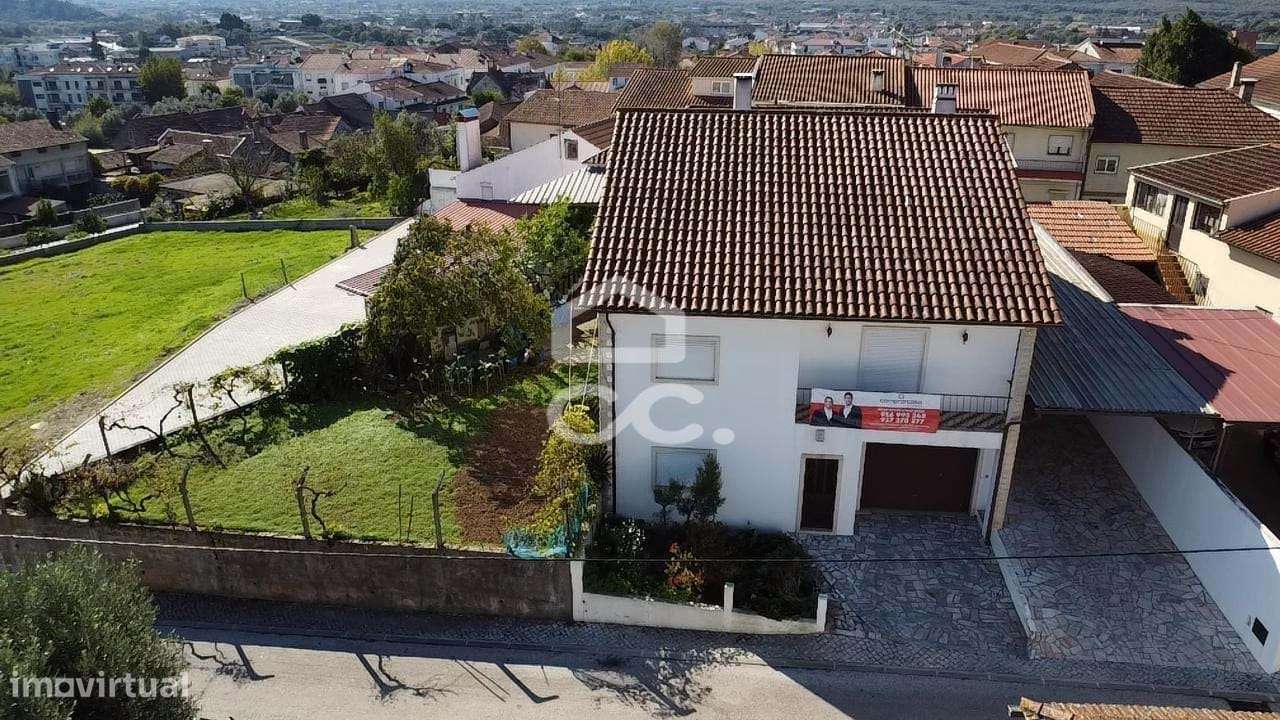 Fantástica moradia de 3 pisos com terreno e anexo no centro da vila de - Grande imagem: 3/35