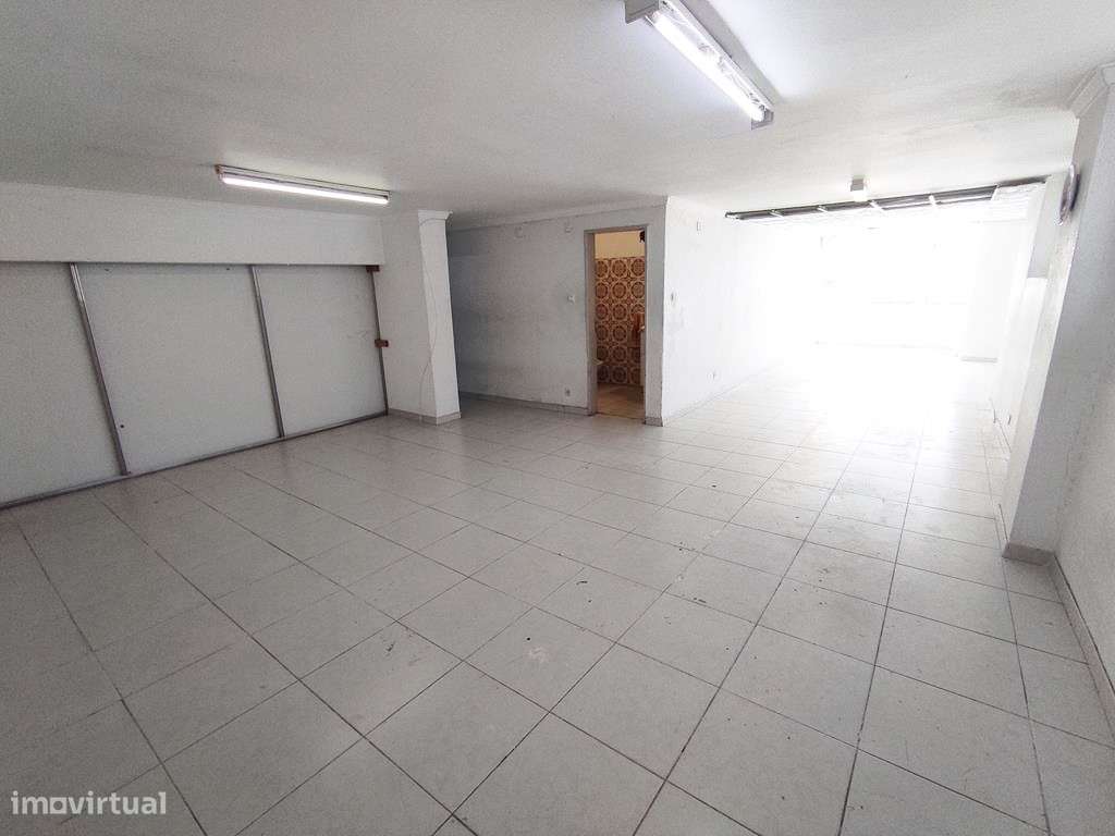 Espaço versátil com 125 m²: ideal para habitação ou serviços-7