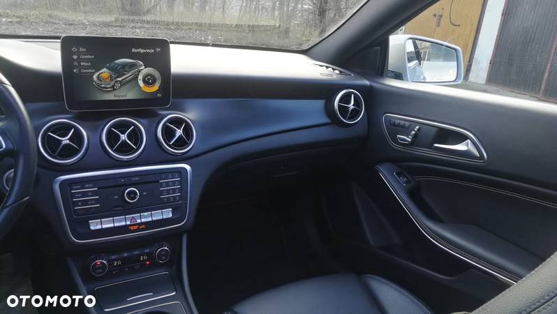 Mercedes-Benz CLA 250 4Matic 7G-DCT - 15