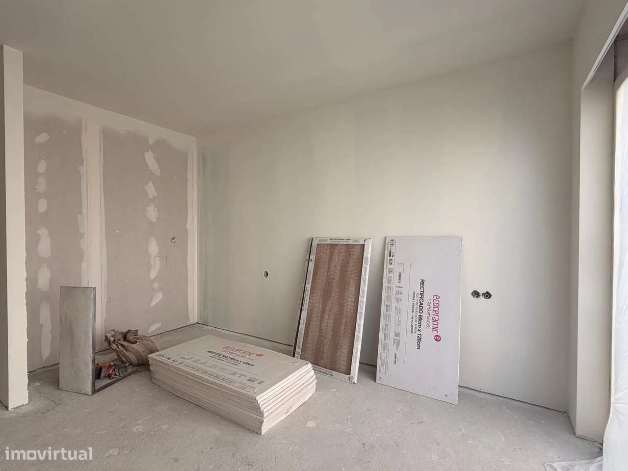 Moradia T3 de Arquitetura Moderna com Jardim e Garagem de 85 m² – Arco-17