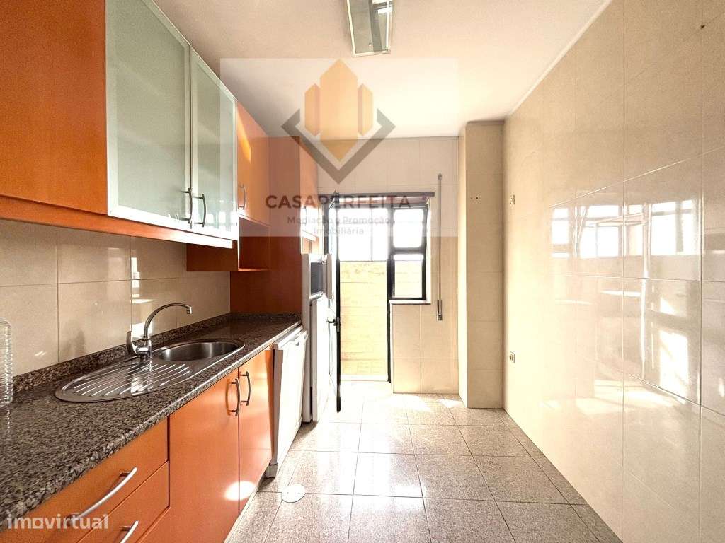 Apartamento T2 com Varanda Fechada e Lugar de Garagem - Junto ao El... - Grande imagem: 2/26