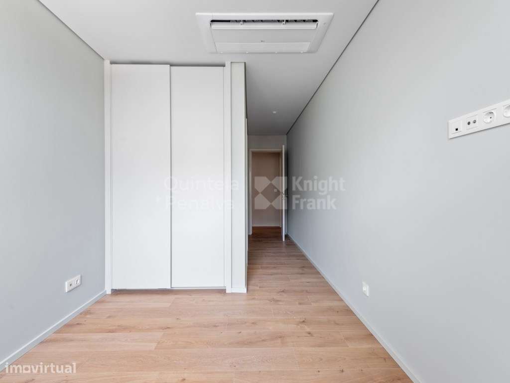 Apartamento T2 com terraço e garagem entre Monsanto e Miraflores-15