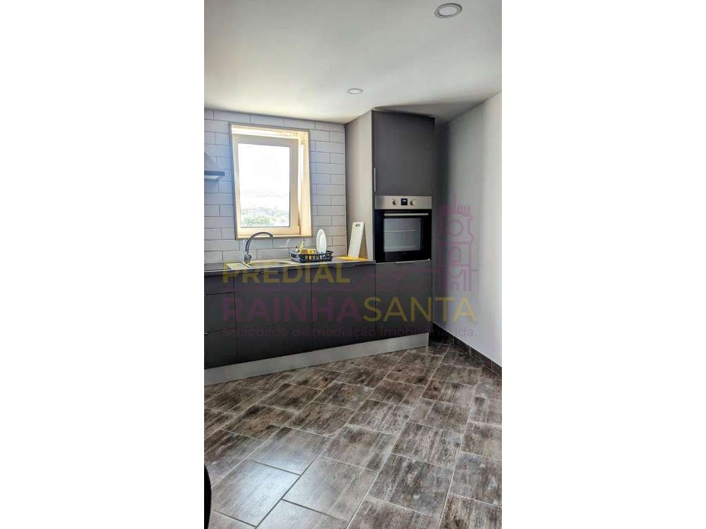 Prédio c/ três apartamentos T4 e lavandaria - Coimbra-8