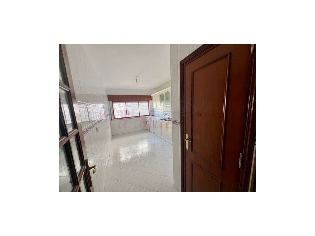 Apartamento T2 com parqueamento em Algueirão - Mem Martins-4