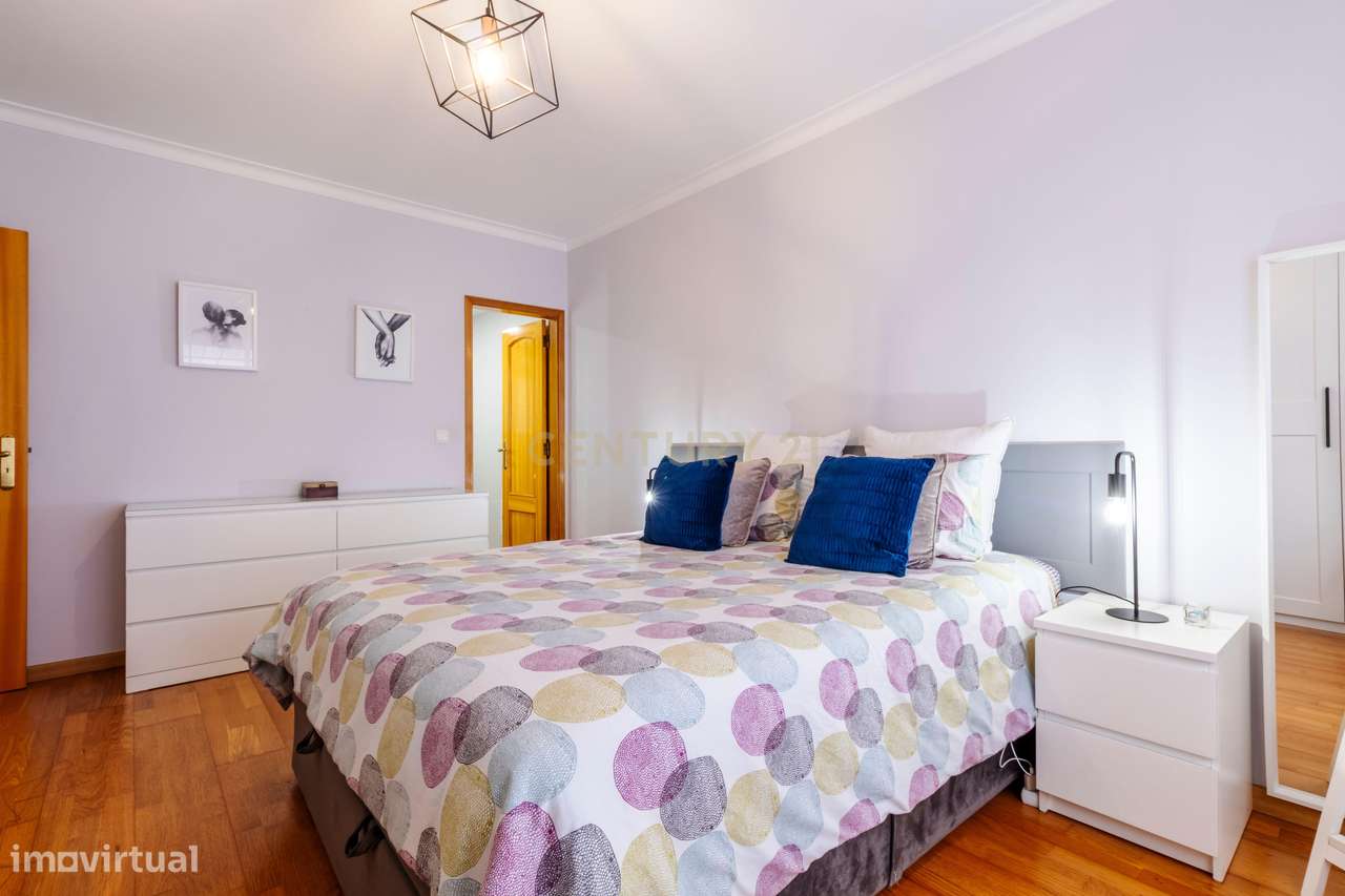 T2 Renovado | 2 WC Novas | 106 m² | Parqueamento + Arrecadação | Eleva-17