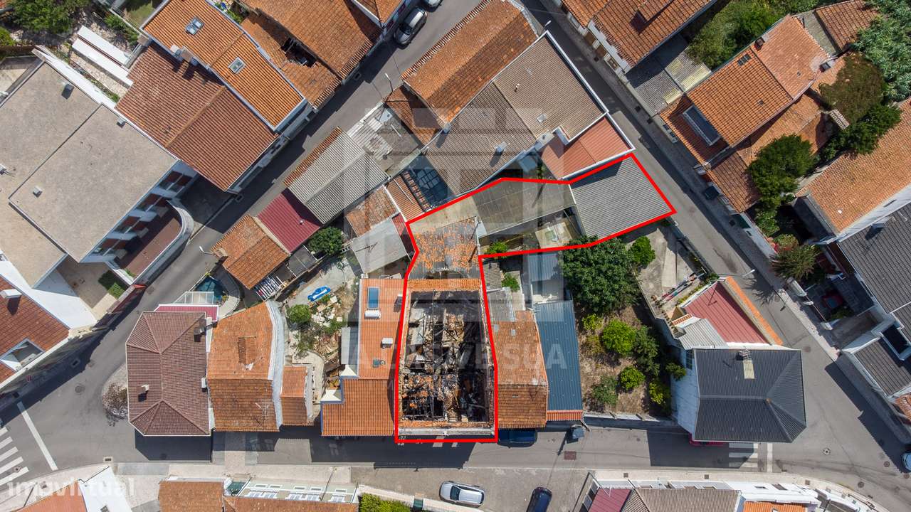 Ruína a escassos metros do centro de Ovar - Grande imagem: 5/13