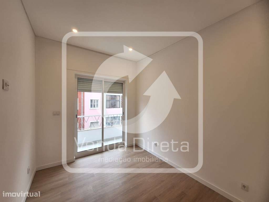 T4 totalmente remodelado no Barreiro com Varanda.-13