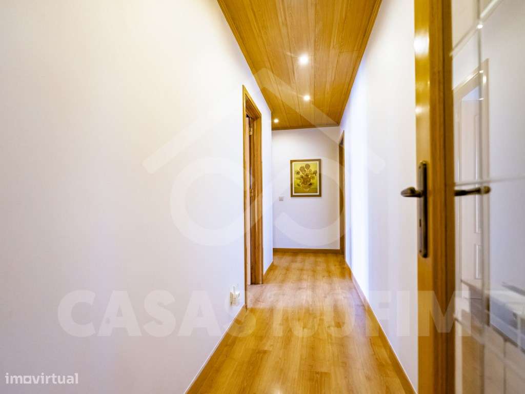 Apartamento T3 renovado com garagem e vista para Leiria.-5