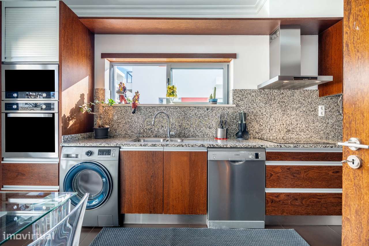 DUPLEX T2 DE CANTO COM AMPLAS VARANDAS E GARAGEM PERTO DA PRAIA!-10