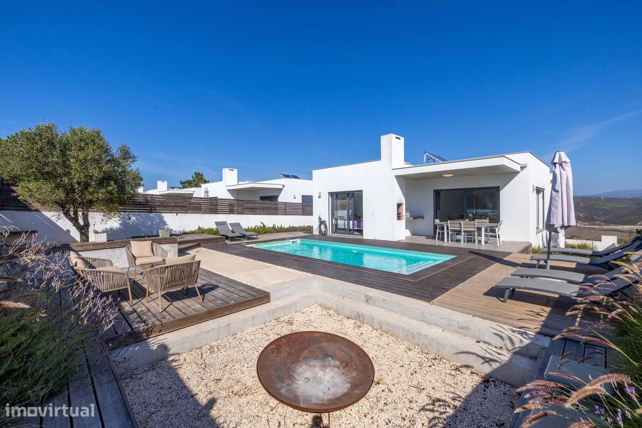 MORADIA MODERNA COM TRÊS QUARTOS, PISCINA E VISTAS FABULOSAS - Grande imagem: 2/43