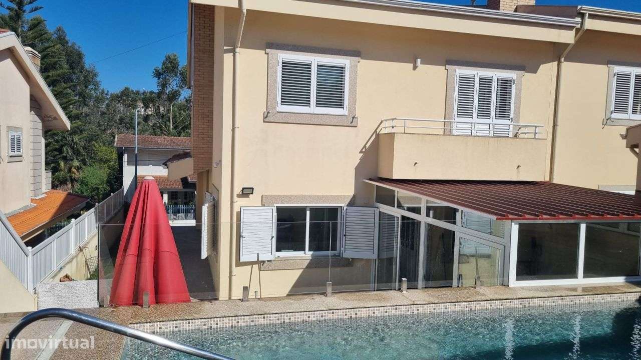 Moradia T4 - Quinta das Luzes - C/ Piscina-1