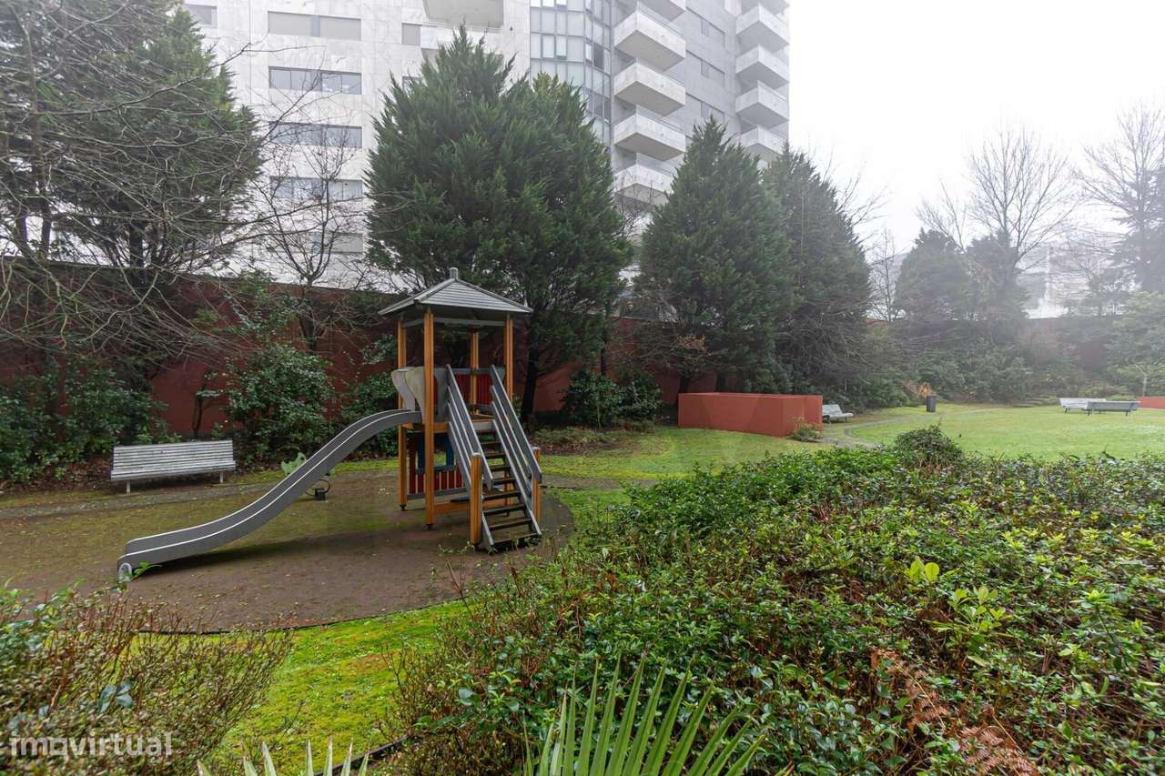 Apartamento T1 - Arrendamento em Cond. Fechado - Junto à Univ. Cató - Grande imagem: 4/35