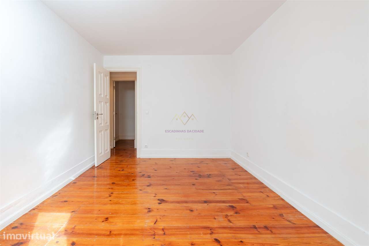 Elegância na Lapa: T2+2 com Alma e Vista Desafogada-17