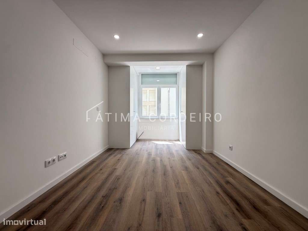 Fantástico T2 com 95m2 Remodelado com arrecadação no centro da Cost...-11
