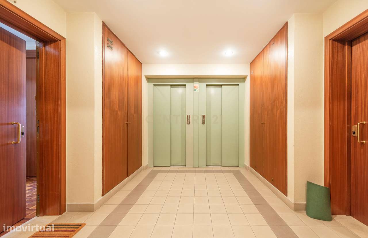 Apartamento T2 muito estimado e bem localizado em Carnide - Grande imagem: 4/24